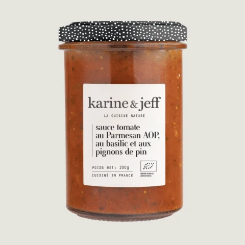 Molho de Tomate com Parmesão, Manjericão e Pinhões