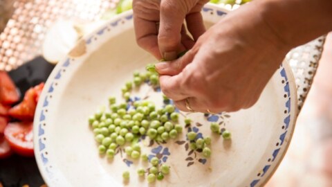 Ideia de receita: ervilhas à moda de tajine, cenouras, alperces e cebolinho, com feta em azeite